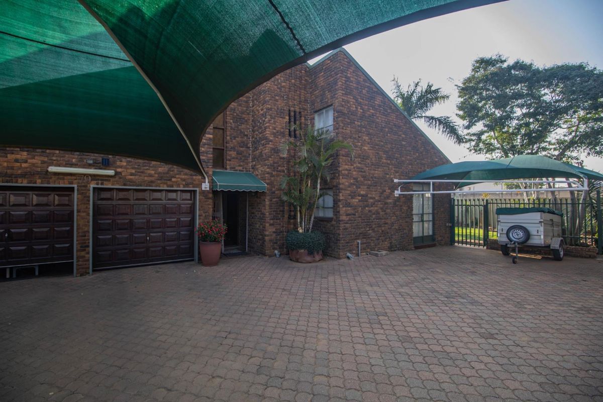 Spacious Bendor Home with Office Potential - Photo 2