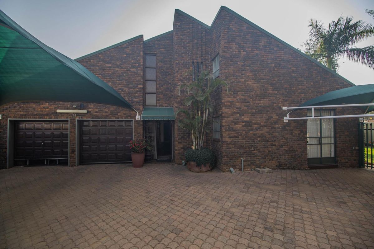 Spacious Bendor Home with Office Potential - Photo 3