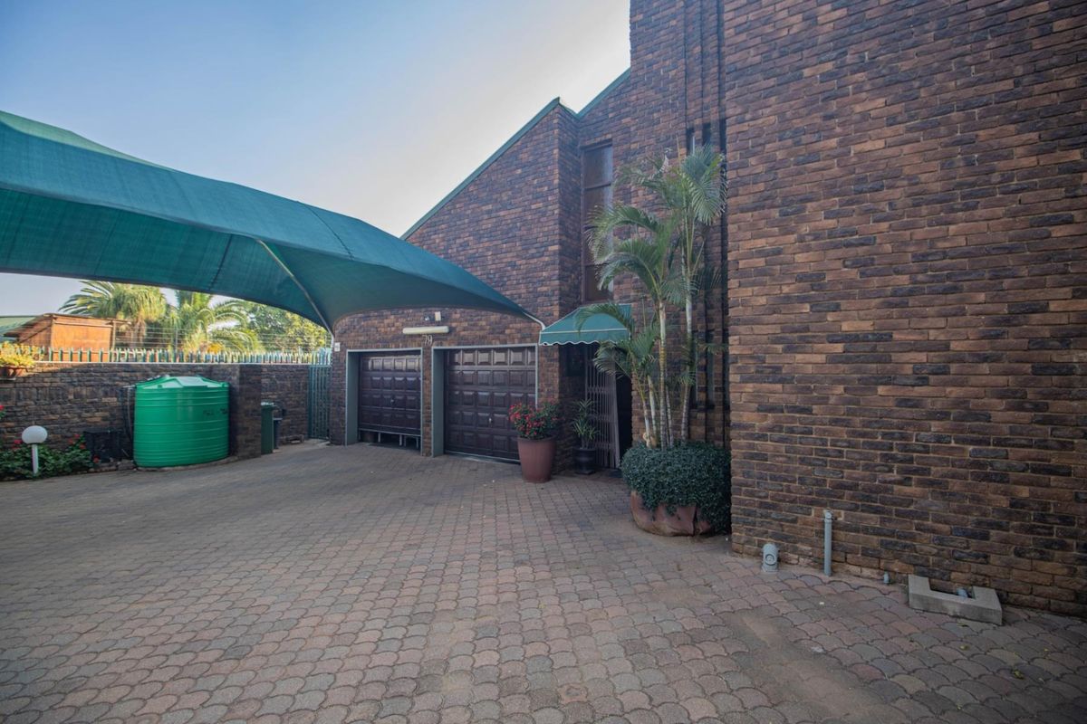 Spacious Bendor Home with Office Potential - Photo 4