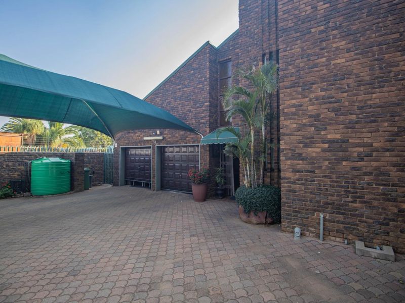 Spacious Bendor Home with Office Potential - Photo 4