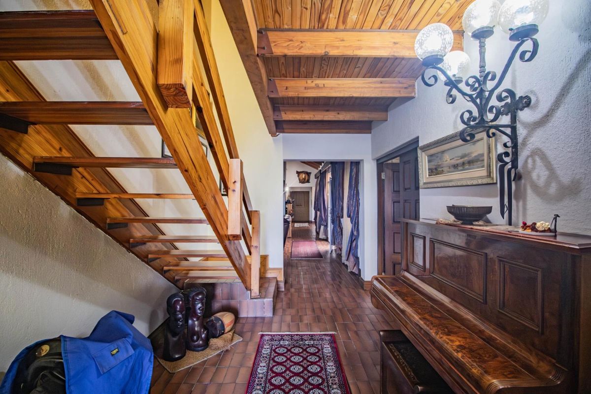 Spacious Bendor Home with Office Potential - Photo 5