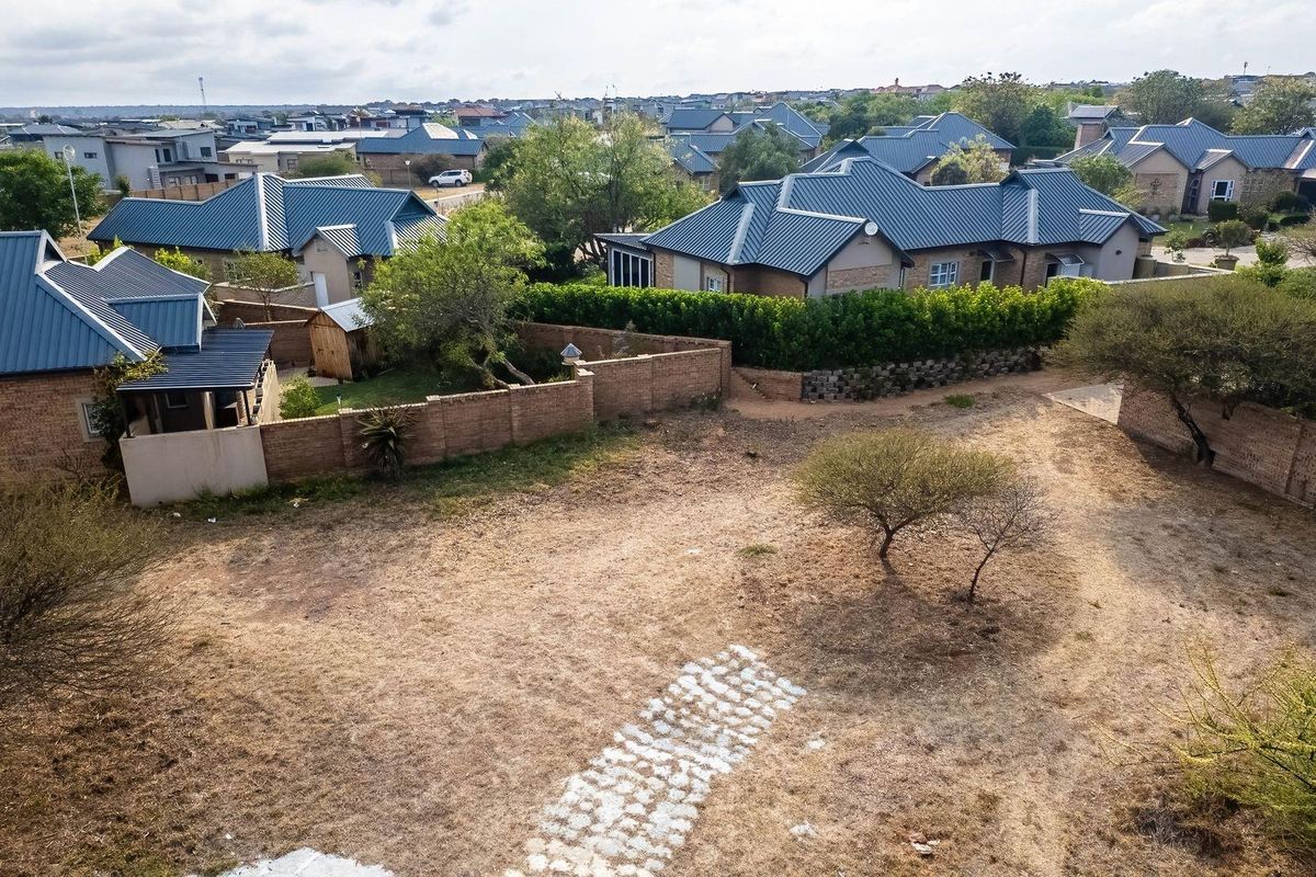 Vacant Land in Secure Estate with Borehole - Photo 3