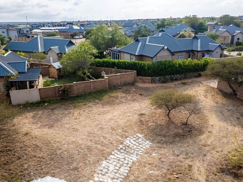 Vacant Land in Secure Estate with Borehole - Photo 3