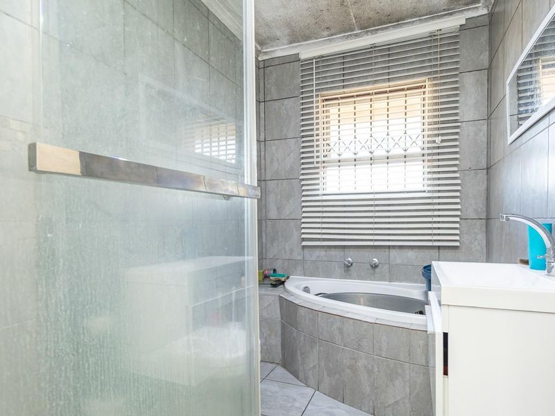 BEAUTIFUL 2ND FLOOR RETREAT IN IMMACULATE BLOCK!!! - Photo 9