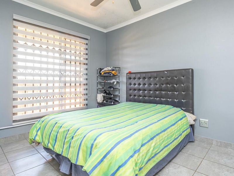 BEAUTIFUL 2ND FLOOR RETREAT IN IMMACULATE BLOCK!!! - Photo 7