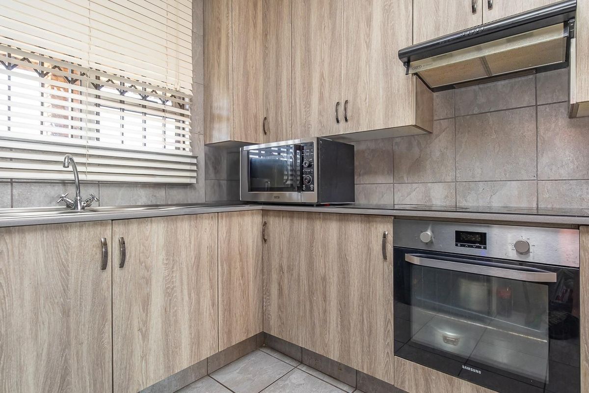 BEAUTIFUL 2ND FLOOR RETREAT IN IMMACULATE BLOCK!!! - Photo 5