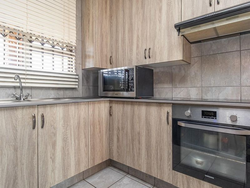 BEAUTIFUL 2ND FLOOR RETREAT IN IMMACULATE BLOCK!!! - Photo 5