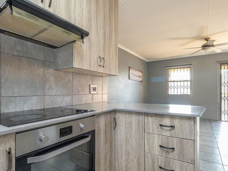 BEAUTIFUL 2ND FLOOR RETREAT IN IMMACULATE BLOCK!!! - Photo 6