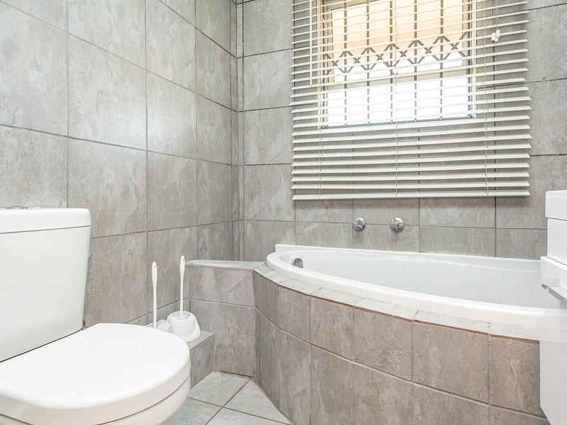 BEAUTIFUL 2ND FLOOR RETREAT IN IMMACULATE BLOCK!!! - Photo 10