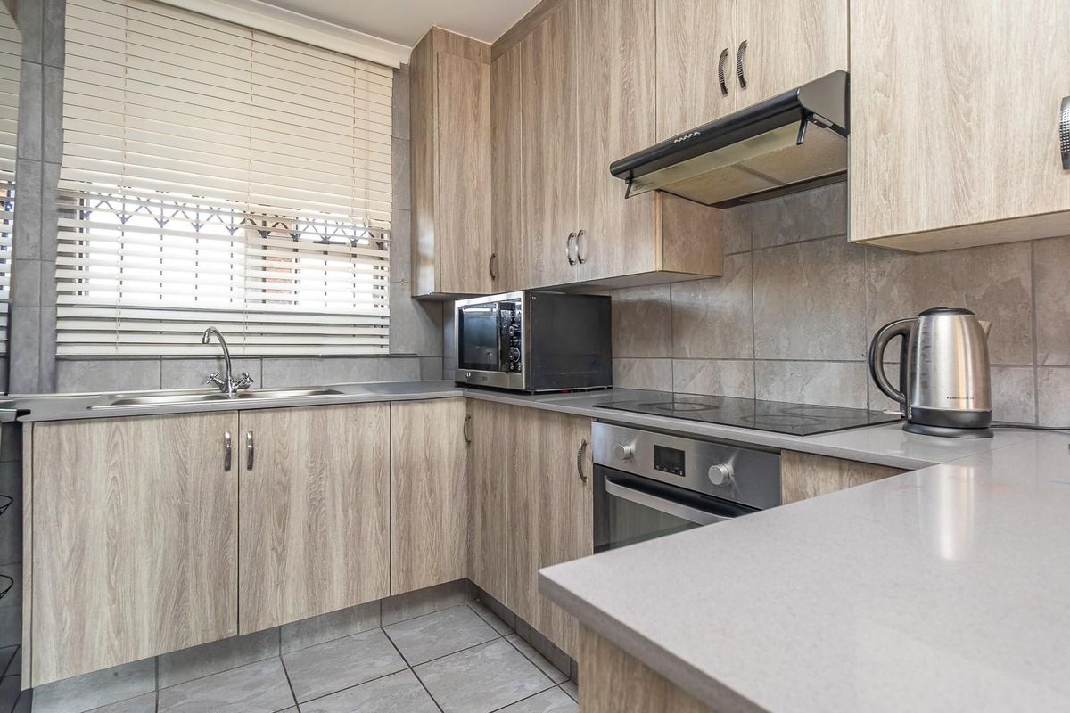 BEAUTIFUL 2ND FLOOR RETREAT IN IMMACULATE BLOCK!!! - Photo 4