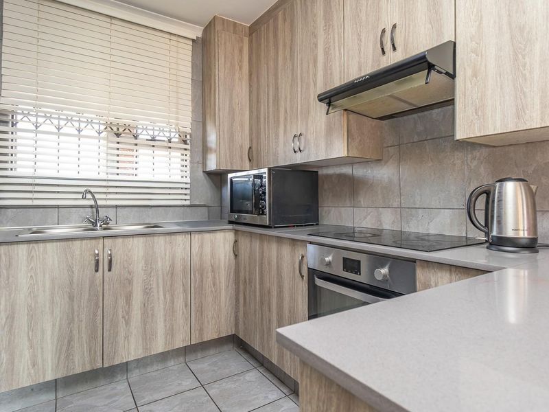 BEAUTIFUL 2ND FLOOR RETREAT IN IMMACULATE BLOCK!!! - Photo 4