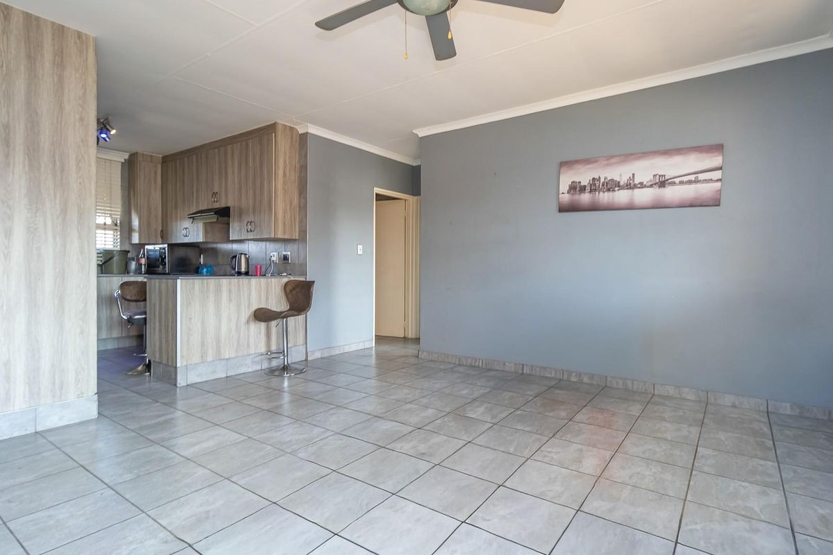 BEAUTIFUL 2ND FLOOR RETREAT IN IMMACULATE BLOCK!!! - Photo 2