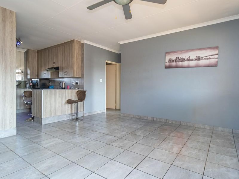 BEAUTIFUL 2ND FLOOR RETREAT IN IMMACULATE BLOCK!!! - Photo 2