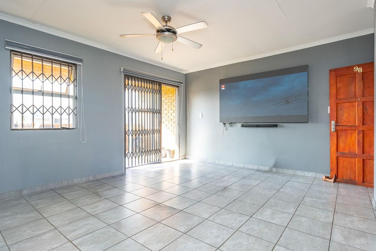 BEAUTIFUL 2ND FLOOR RETREAT IN IMMACULATE BLOCK!!! - Photo 3