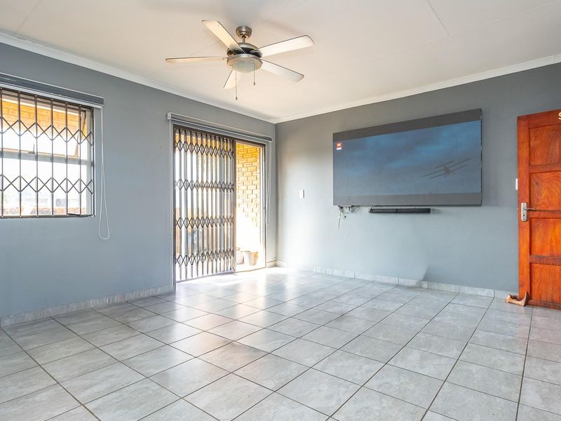 BEAUTIFUL 2ND FLOOR RETREAT IN IMMACULATE BLOCK!!! - Photo 3