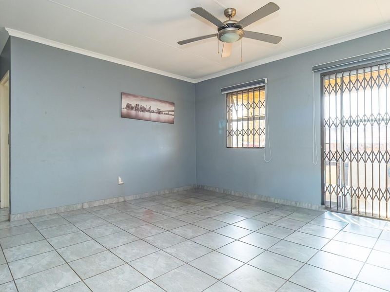 BEAUTIFUL 2ND FLOOR RETREAT IN IMMACULATE BLOCK!!! - Photo 1
