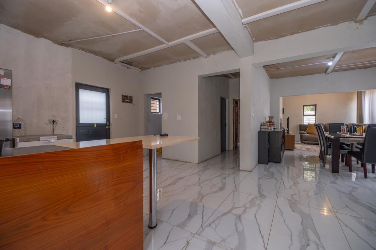 Flip This House - Double Volume Spacious 4-Bedroom Home in Strubensvalley - Photo 2