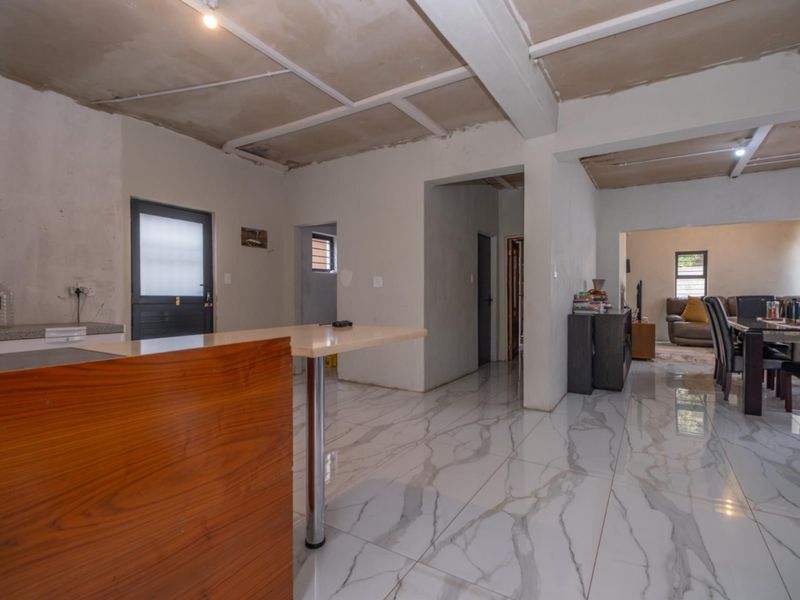 Flip This House - Double Volume Spacious 4-Bedroom Home in Strubensvalley - Photo 2