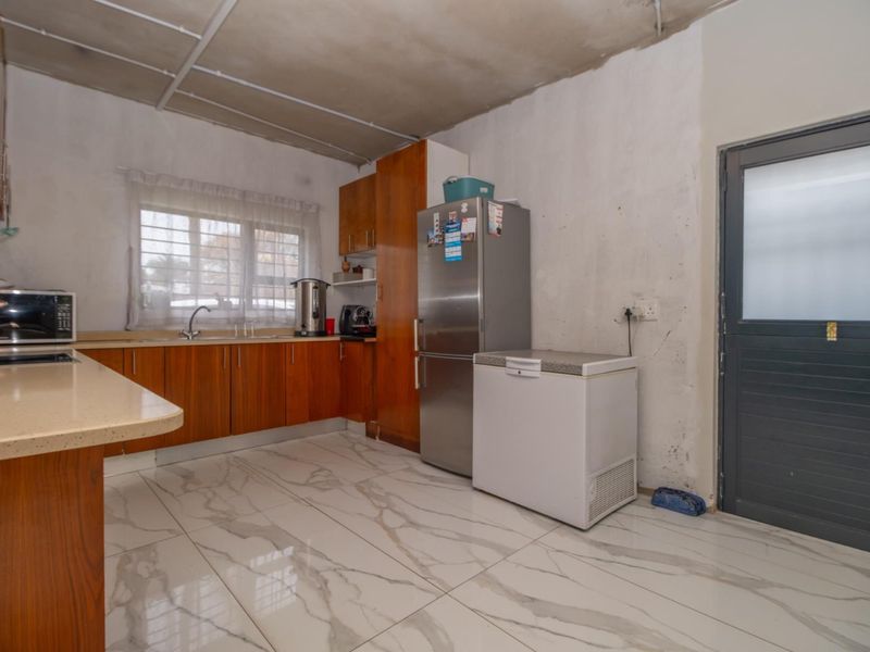 Flip This House - Double Volume Spacious 4-Bedroom Home in Strubensvalley - Photo 3