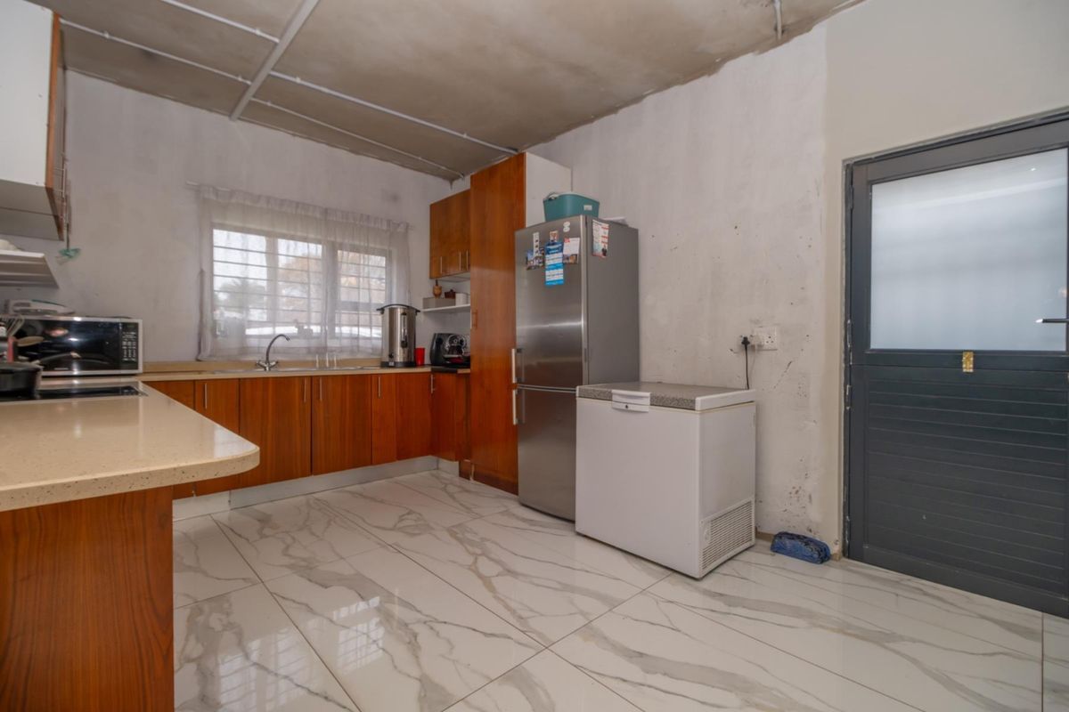 Flip This House - Double Volume Spacious 4-Bedroom Home in Strubensvalley - Photo 3