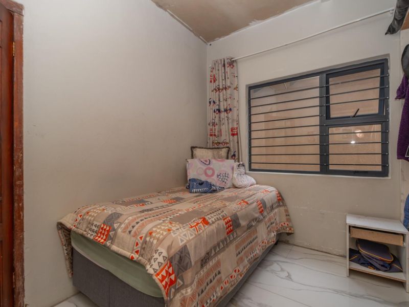 Flip This House - Double Volume Spacious 4-Bedroom Home in Strubensvalley - Photo 7