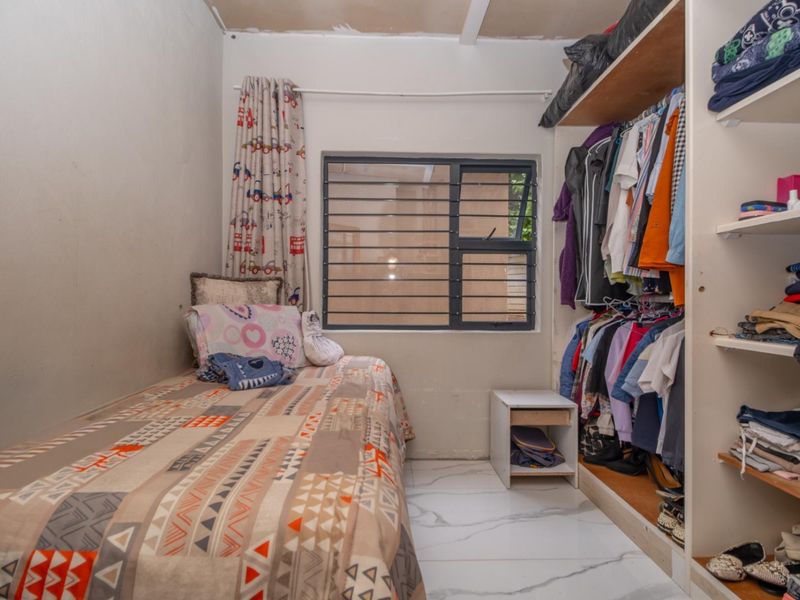 Flip This House - Double Volume Spacious 4-Bedroom Home in Strubensvalley - Photo 6