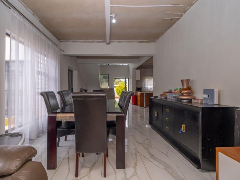 Flip This House - Double Volume Spacious 4-Bedroom Home in Strubensvalley - Photo 10