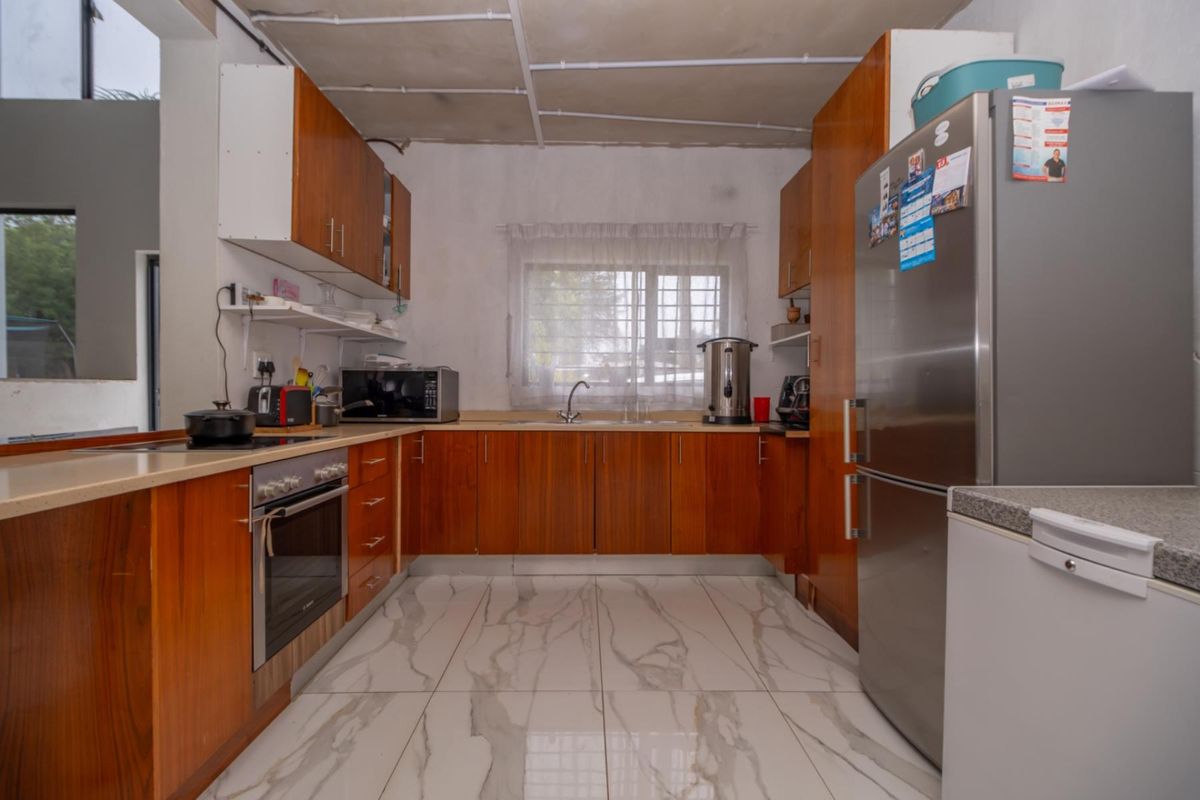 Flip This House - Double Volume Spacious 4-Bedroom Home in Strubensvalley - Photo 4