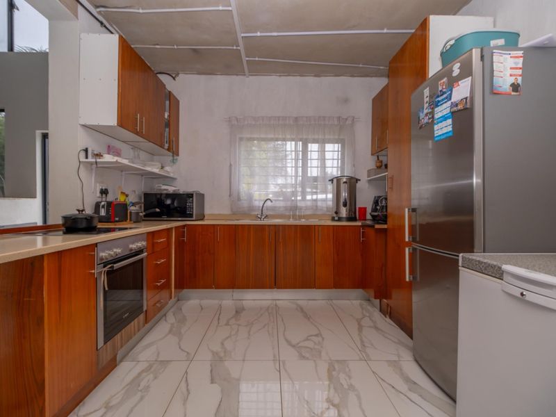 Flip This House - Double Volume Spacious 4-Bedroom Home in Strubensvalley - Photo 4