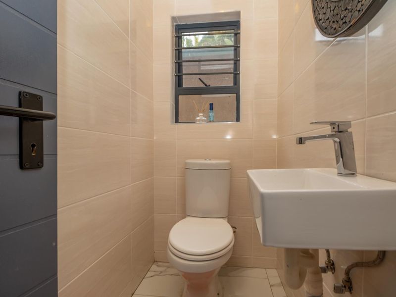 Flip This House - Double Volume Spacious 4-Bedroom Home in Strubensvalley - Photo 8