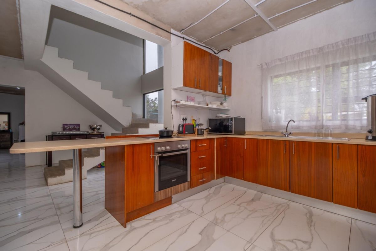 Flip This House - Double Volume Spacious 4-Bedroom Home in Strubensvalley - Photo 5