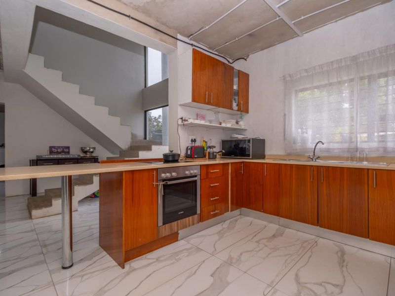 Flip This House - Double Volume Spacious 4-Bedroom Home in Strubensvalley - Photo 5