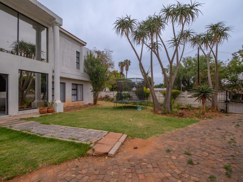 Flip This House - Double Volume Spacious 4-Bedroom Home in Strubensvalley - Photo 1