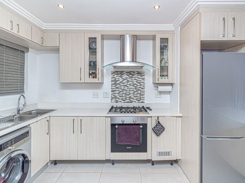 Exclusive Luxury 2-Bedroom Apartment for Sale in Bryanston - Photo 9