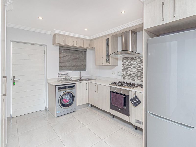 Exclusive Luxury 2-Bedroom Apartment for Sale in Bryanston - Photo 8