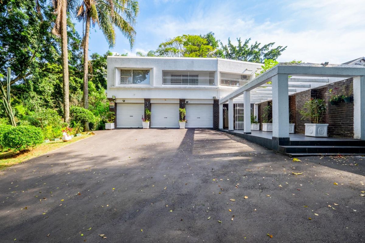 Expansive 6-Bedroom Family Home in Prime Montrose Location - Photo 2