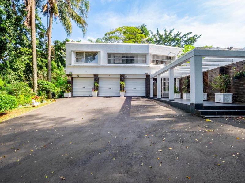 Expansive 6-Bedroom Family Home in Prime Montrose Location - Photo 2