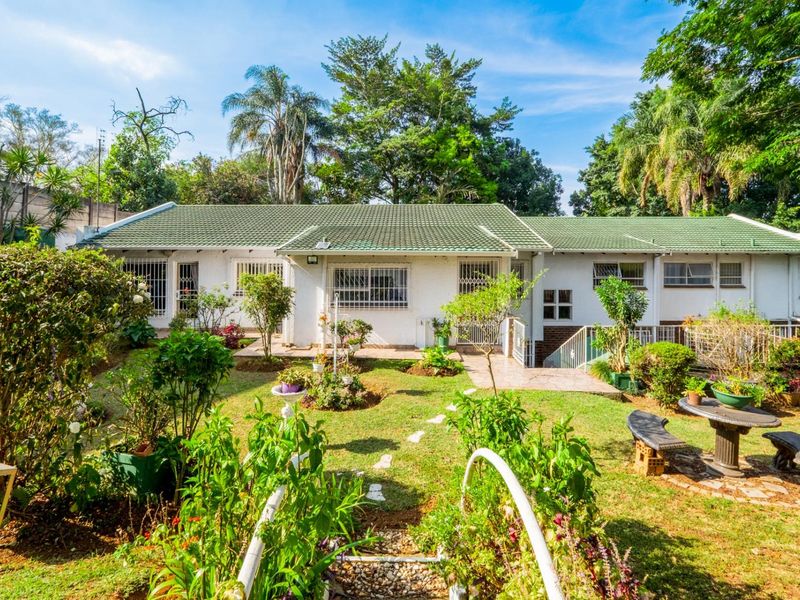 Expansive 6-Bedroom Family Home in Prime Montrose Location - Photo 8