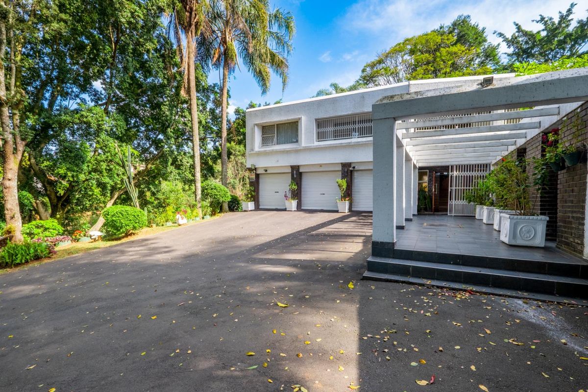 Expansive 6-Bedroom Family Home in Prime Montrose Location - Photo 3