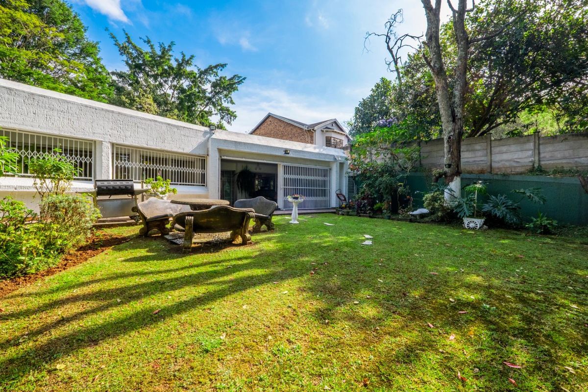 Expansive 6-Bedroom Family Home in Prime Montrose Location - Photo 4