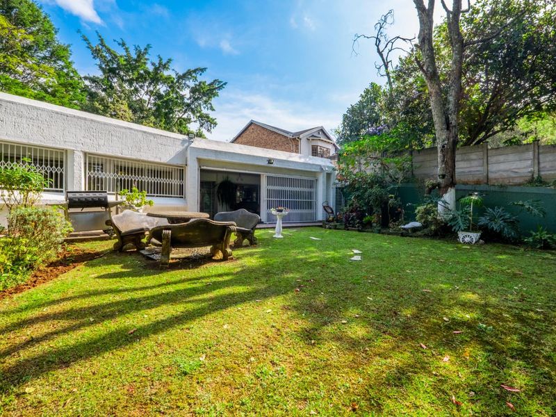Expansive 6-Bedroom Family Home in Prime Montrose Location - Photo 4