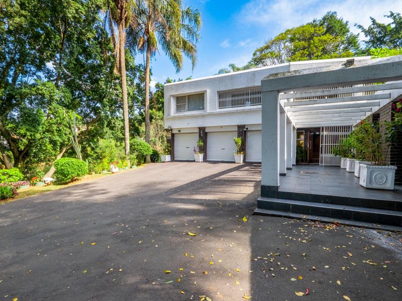 Expansive 6-Bedroom Family Home in Prime Montrose Location - Photo 3