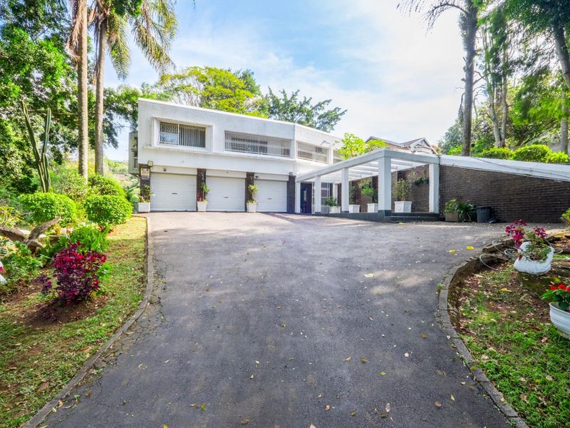 Expansive 6-Bedroom Family Home in Prime Montrose Location - Photo 1