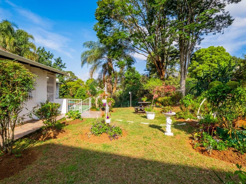Expansive 6-Bedroom Family Home in Prime Montrose Location - Photo 10