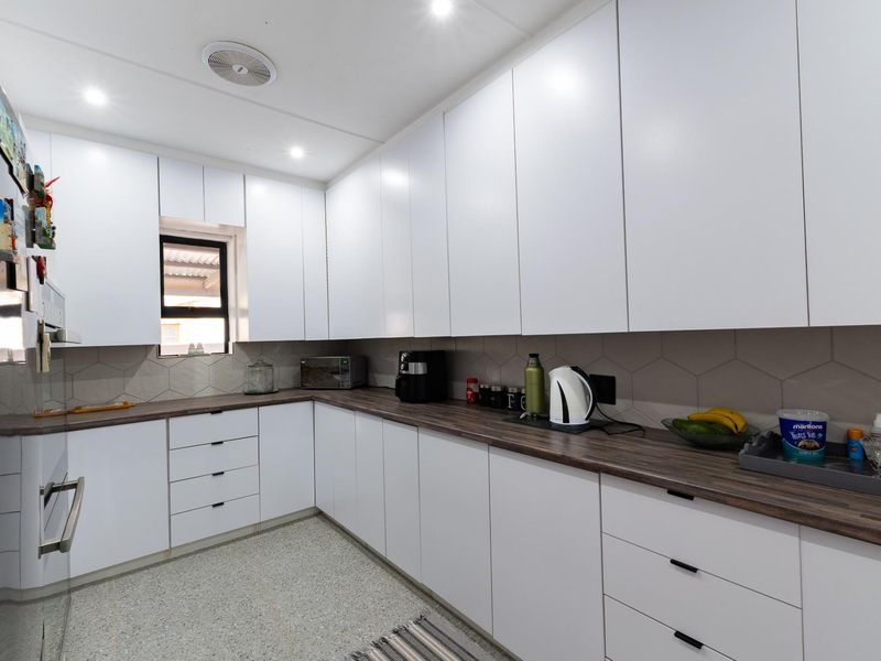 Neatly renovated lock up and go Town House Riversdale - Photo 7