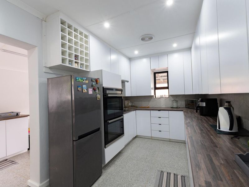 Neatly renovated lock up and go Town House Riversdale - Photo 6