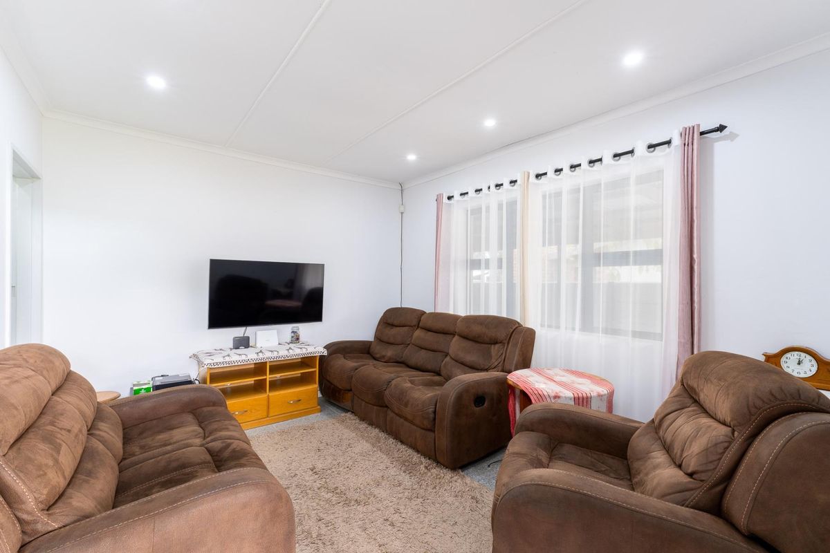 Neatly renovated lock up and go Town House Riversdale - Photo 5