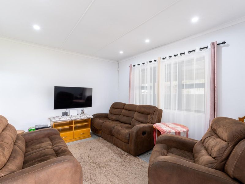 Neatly renovated lock up and go Town House Riversdale - Photo 5