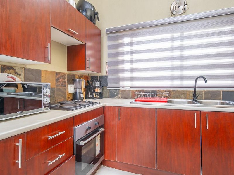 Chic City Living at Place de Tertre: Modern 2-Bed Haven - Photo 8