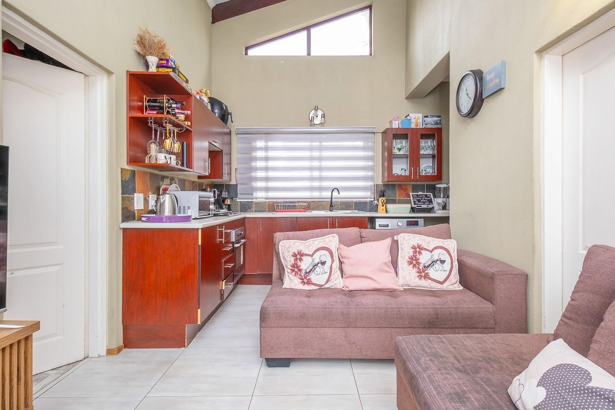 Chic City Living at Place de Tertre: Modern 2-Bed Haven - Photo 2